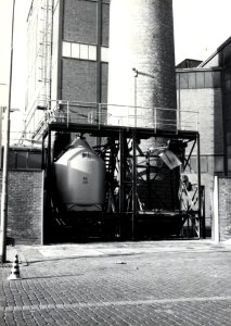 HUA-169598-Afbeelding van het afleveren van een silolaadkist voor het vervoer van soda bij de Vereenigde Glasfabrieken te Schiedam