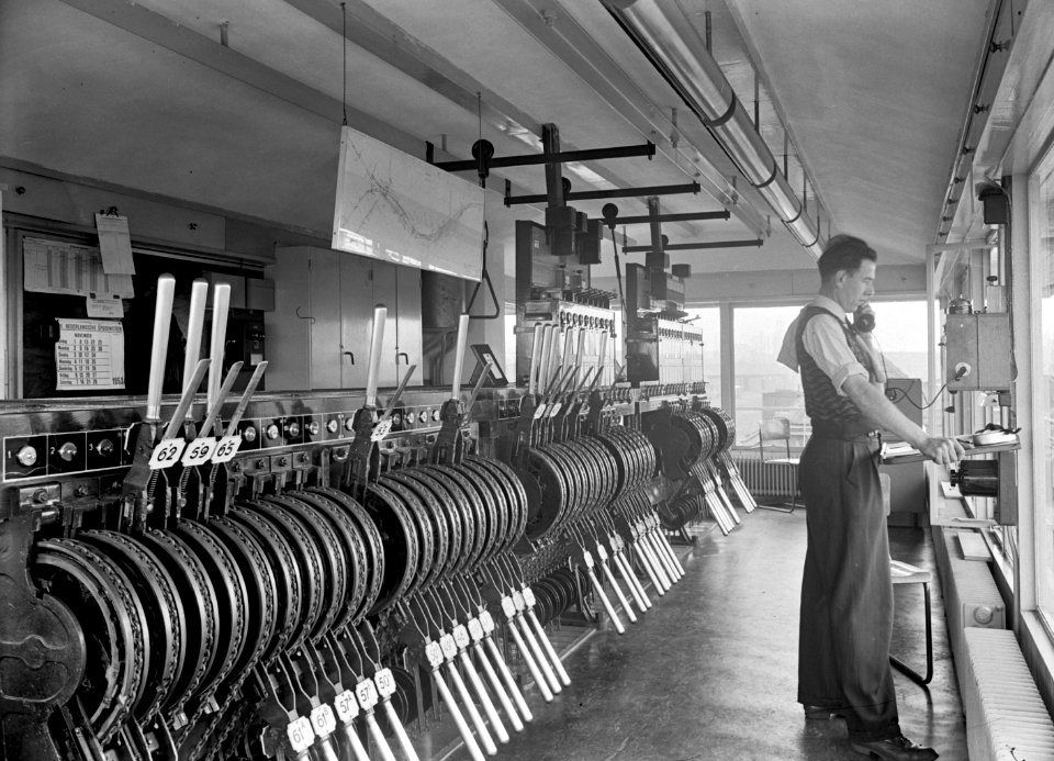 HUA-166374-Interieur van het seinhuis Post II van de N.S. te Deventer