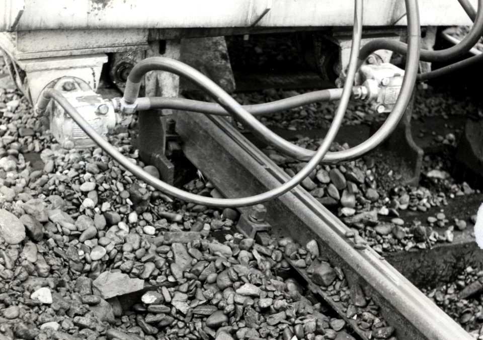 HUA-169665-Afbeelding van de graaftanden van de hormachine van de NS tijdens onderhoudswerkzaamheden aan de spoorlijn te Heerhugowaard