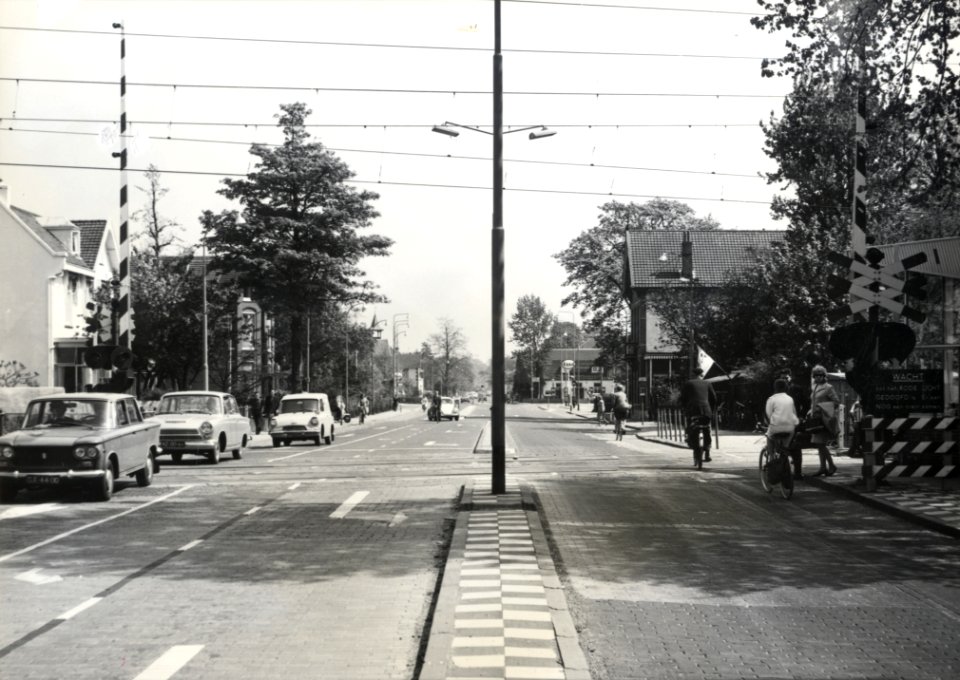 HUA-169444-Gezicht op de spoorwegovergang in de Soestdijkerstraatweg te Hilversum