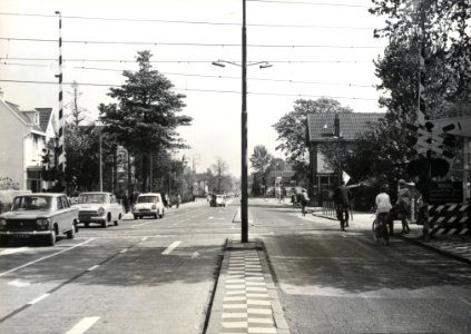 HUA-169444-Gezicht op de spoorwegovergang in de Soestdijkerstraatweg te Hilversum