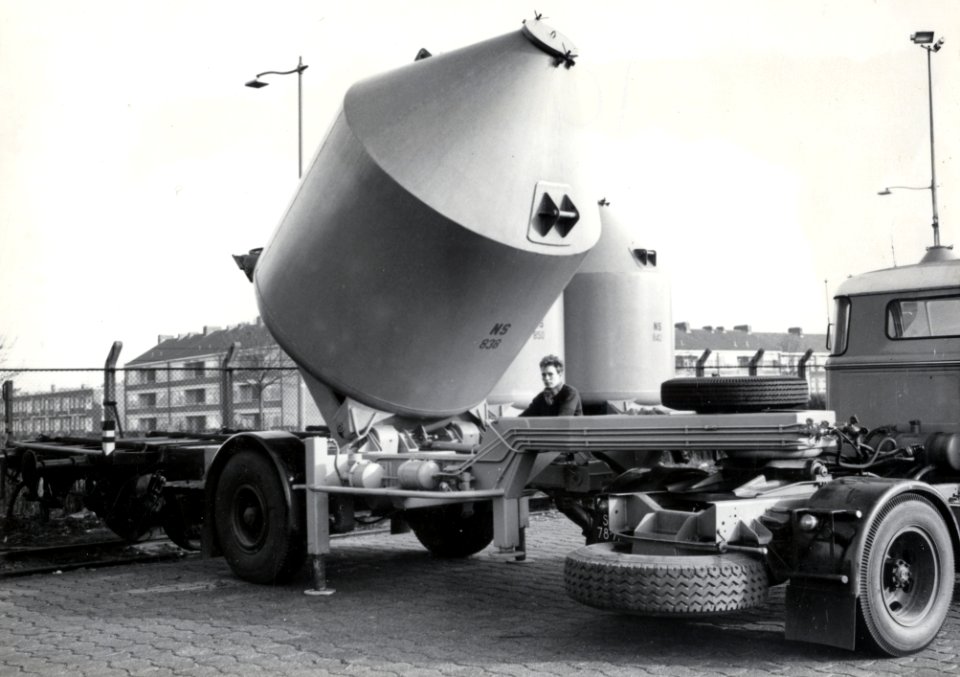HUA-169596-Afbeelding van het overladen van een silolaadkist voor het vervoer van soda van trein naar vrachtwagen op de laad- en losplaats van het N.S.-station Schiedam