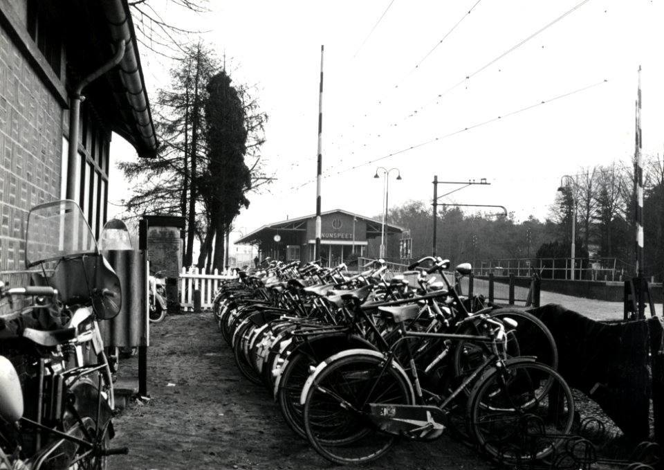 HUA-169272-Gezicht op de rijwielstalling bij het NS station Nunspeet te Nunspeet