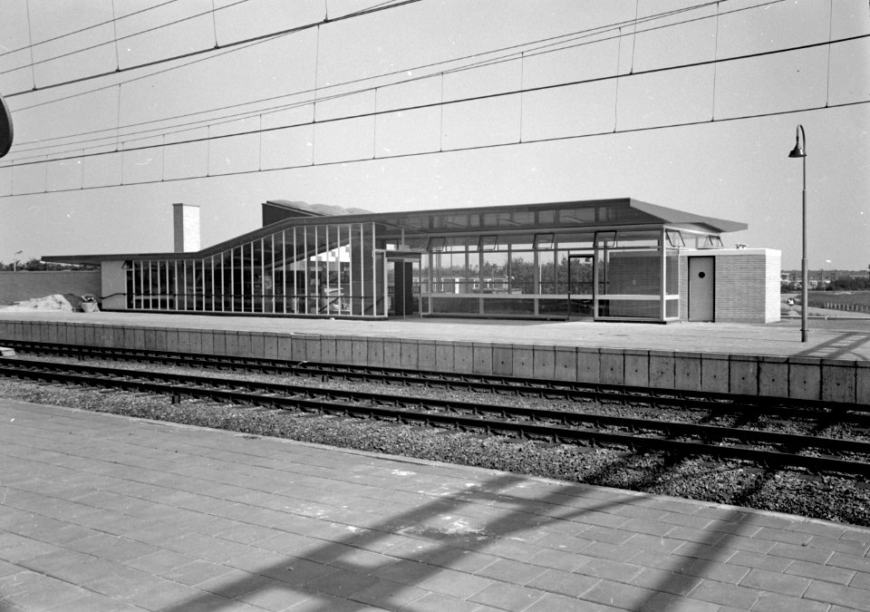 HUA-153246-Gezicht op de perronzijde van het NSstation Santpoort Noord te Santpoort
