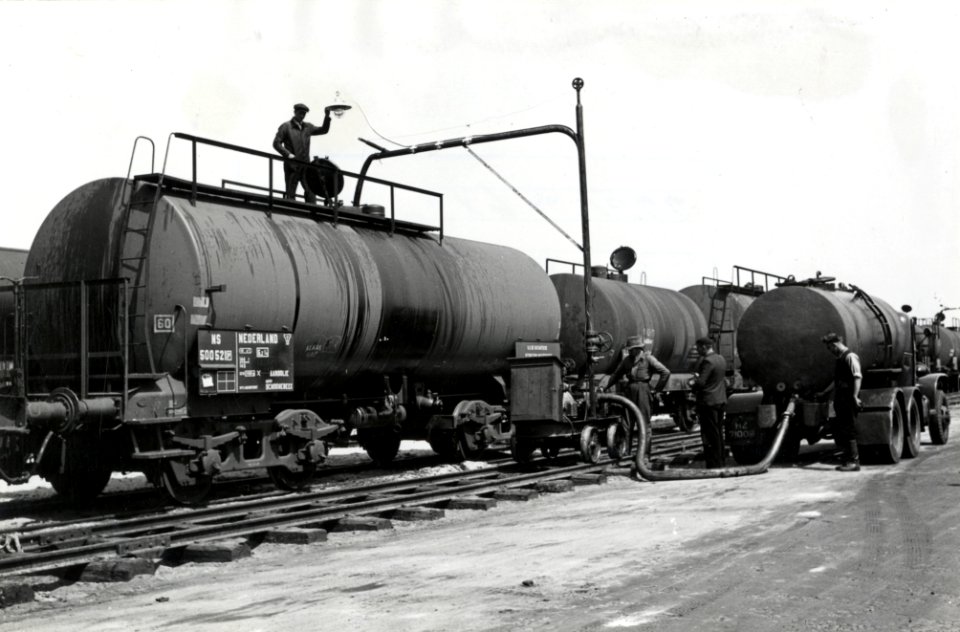 HUA-169605-Afbeelding van het overladen van aardolie naar ketelwagens van de N.S. te Schoonebeek