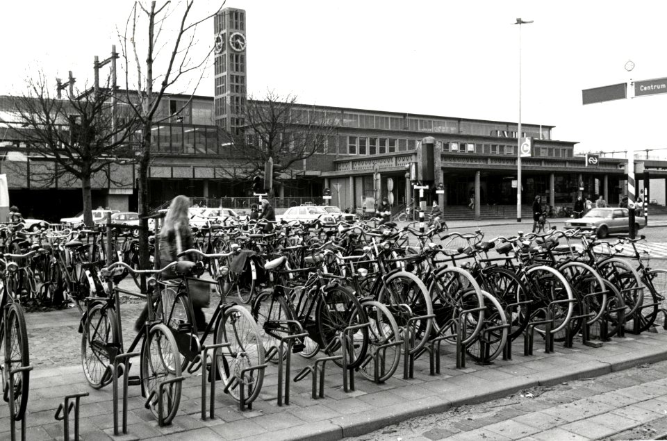 HUA-169246-Gezicht op het NS station Leiden te Leiden met op de voorgrond de rijwielklemmen met gestalde fietsen