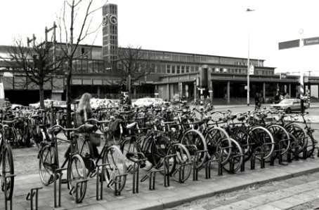 HUA-169246-Gezicht op het NS station Leiden te Leiden met op de voorgrond de rijwielklemmen met gestalde fietsen