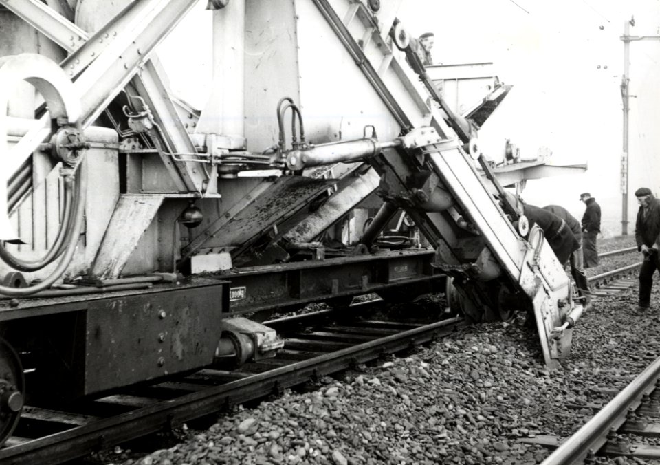 HUA-169674-Afbeelding van de hormachine van de N.S. tijdens onderhoudswerkzaamheden aan de spoorlijn te Heerhugowaard