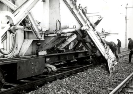 HUA-169674-Afbeelding van de hormachine van de N.S. tijdens onderhoudswerkzaamheden aan de spoorlijn te Heerhugowaard