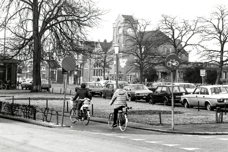 HUA-169244-Gezicht op het Stationsplein bij het NS station Amersfoort te Amersfoort
