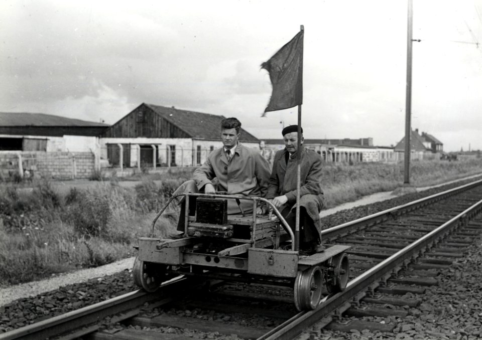 HUA-169685-Afbeelding van hoofdmonteur De Waard en eerste monteur Visser van de "Vliegende Ploeg" op een (gemotoriseerde) lorrie van het Seinwezen van de N.S. op de spoorlijn bij Maarssen