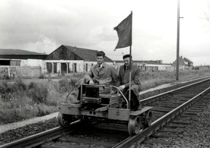 HUA-169685-Afbeelding van hoofdmonteur De Waard en eerste monteur Visser van de "Vliegende Ploeg" op een (gemotoriseerde) lorrie van het Seinwezen van de N.S. op de spoorlijn bij Maarssen