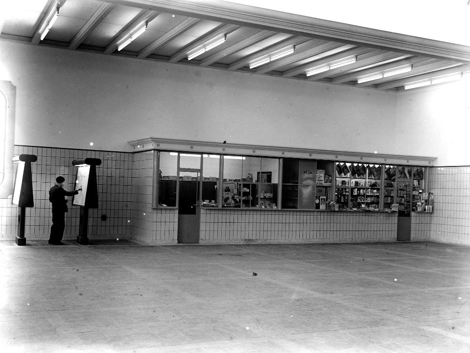 HUA-166004-Interieur van het N.S.-station Vlissingen te Vlissingen- hal, met enkele kiosken