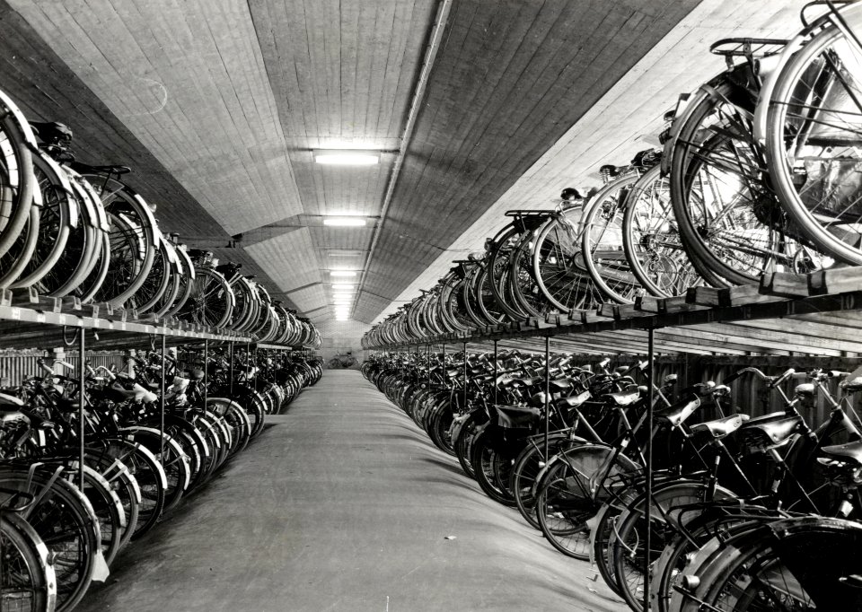 HUA-169259-Interieur van de rijwielstalling bij het NS station Amersfoort te Amersfoort
