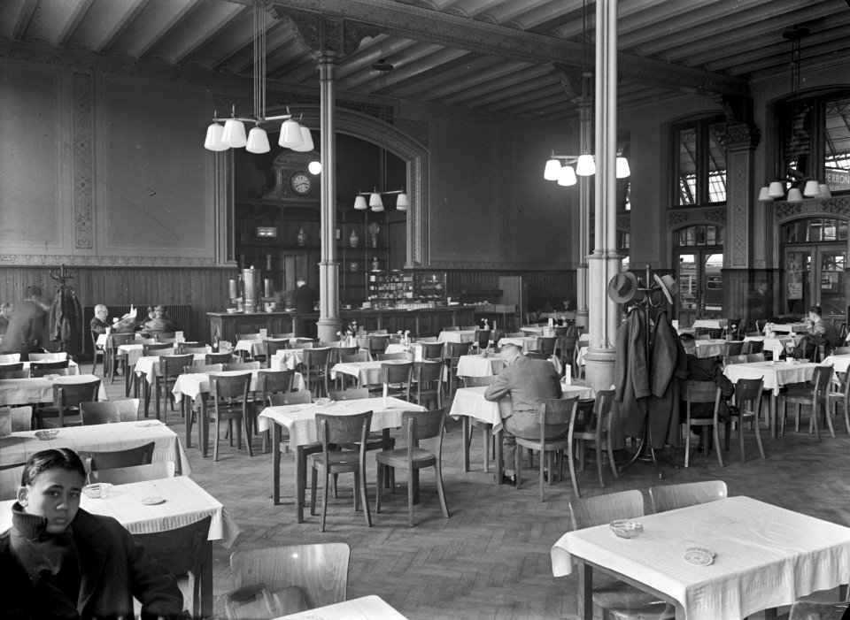 HUA-166042-Interieur van het N.S.-station Amsterdam C.S. te Amsterdam- wachtkamer 2e klasse