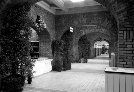 HUA-165724-Interieur van het 3e Administratiegebouw van de Nederlandse Spoorwegen (HGB III, Moreelsepark) te Utrecht, met versieringen ter gelegenheid van het afscheid van president-directeur dr. ir. F.Q. den Ho