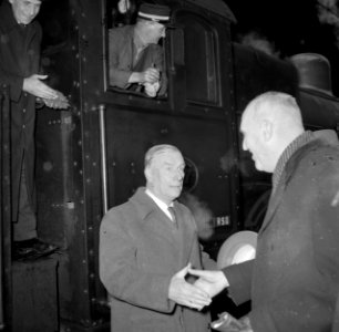 HUA-153447-Afbeelding van dr. F.F. de Bruyn (directeur van het Spoorwegmuseum, rechts) die president-directeur dr. ir. F.Q. den Hollander begroet tijdens de aankomst van de stoomlocomotief nr. 3737 (serie 3700-3 photo