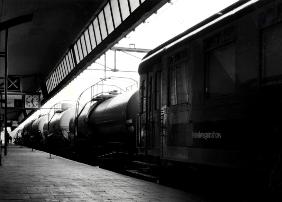 HUA-169647-Afbeelding van de Ketelwagenshow op spoor 1 van het N.S.-station Rotterdam C.S. te Rotterdam, waarbij diverse typen ketelwagens voor het vervoer van olie en chemicaliën tentoongesteld worden