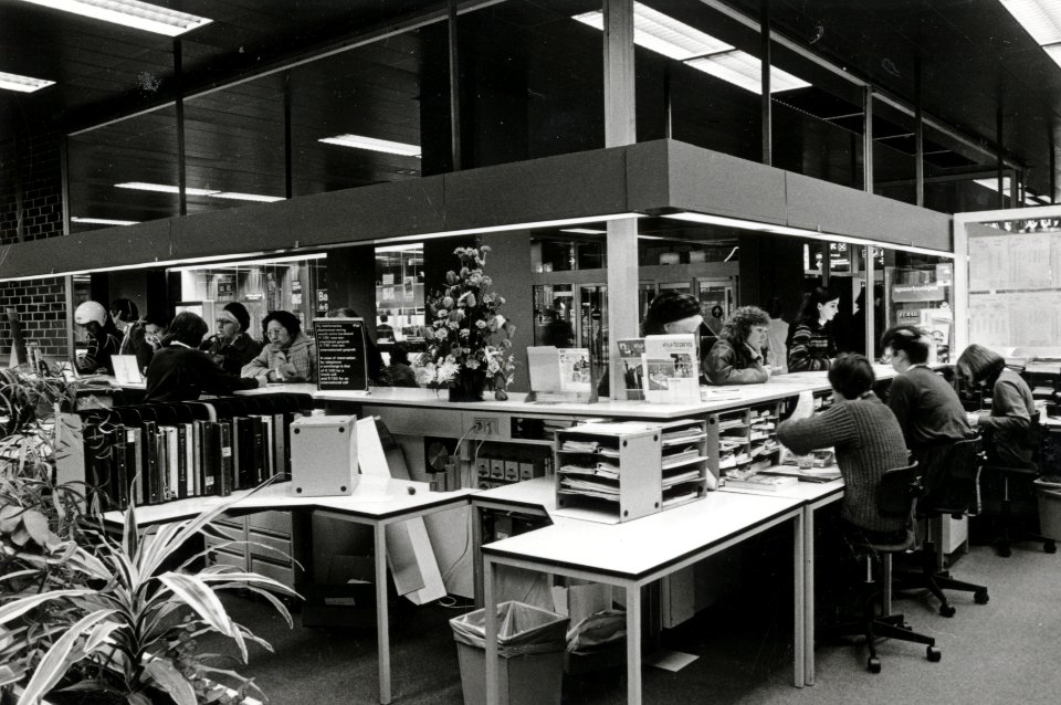 HUA-169307-Interieur van het N.S.-station Den Haag C.S. te Den Haag- inlichtingenbureau en reserveringsbalie