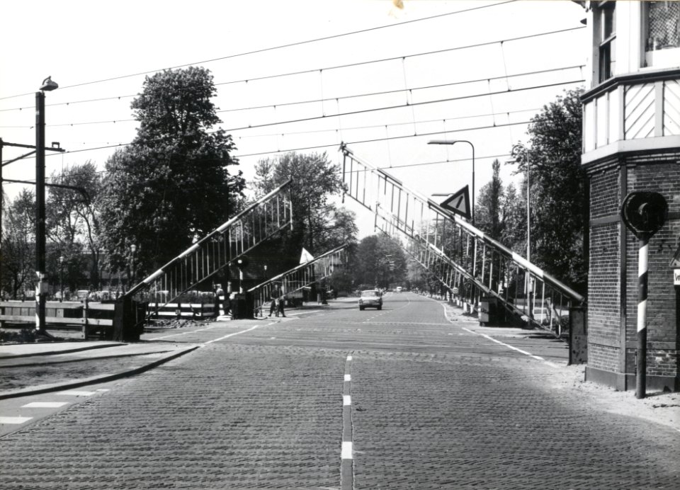 HUA-169395-Gezicht op de spoorwegovergang in de Hoofdstraat bij het N.S.-station Driebergen-Zeist te Driebergen-Rijsenburg