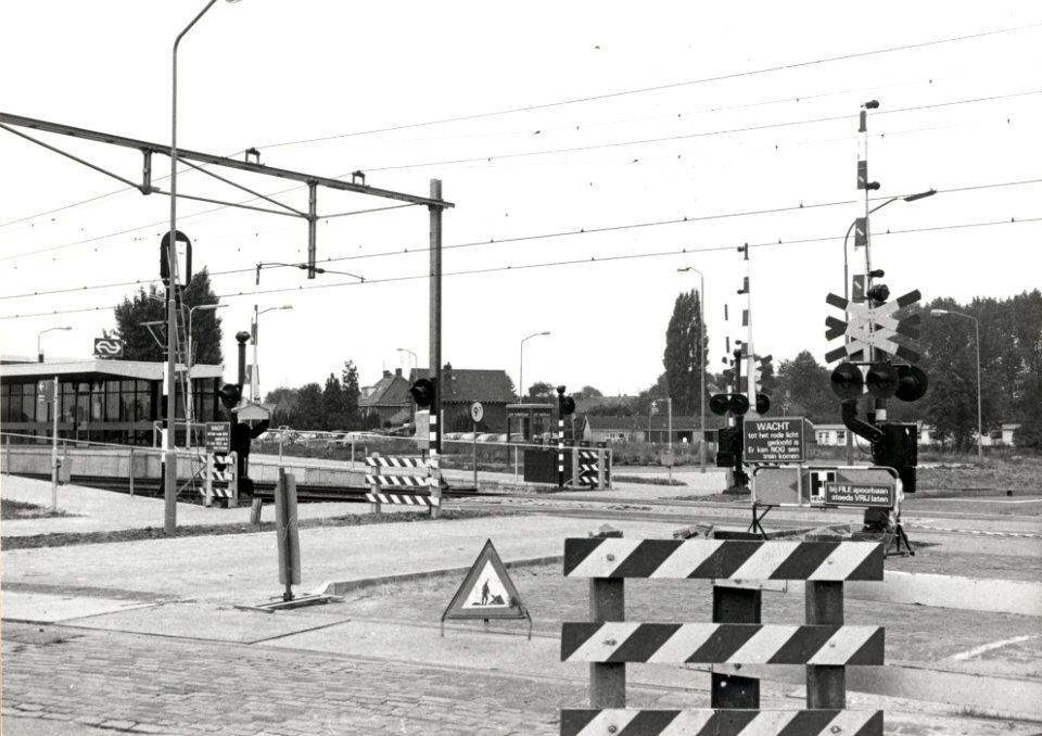 HUA-169427-Gezicht op de spoorwegovergang in de Aamsestraat te Elst