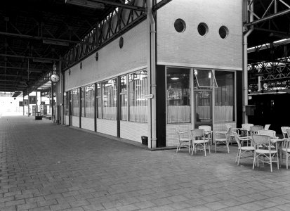 HUA-166050-Gezicht op de wachtkamer met buffet en terras op het 3e perron van het N.S.-station Eindhoven te Eindhoven