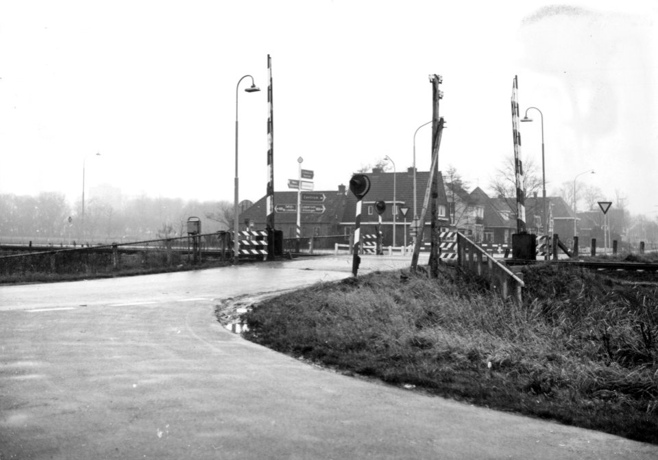 HUA-169380-Gezicht op de spoorwegovergang in de Holwerderweg te Appingedam, uit het noorden, met op de achtergrond enkele huizen aan de Heiliggravenweg