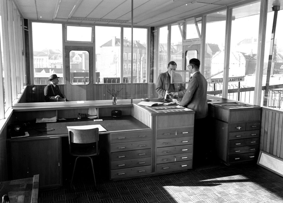 HUA-166014-Interieur van het N.S.-station Arnhem Velperpoort te Arnhem- plaatskaartenkantoor