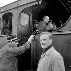 HUA-153446-Afbeelding van president-directeur dr. ir. F.Q. den Hollander die aan boord stapt van de stoomlocomotief nr. 3737 (serie 3701-3815) van de N.S. tijdens haar laatste rit photo