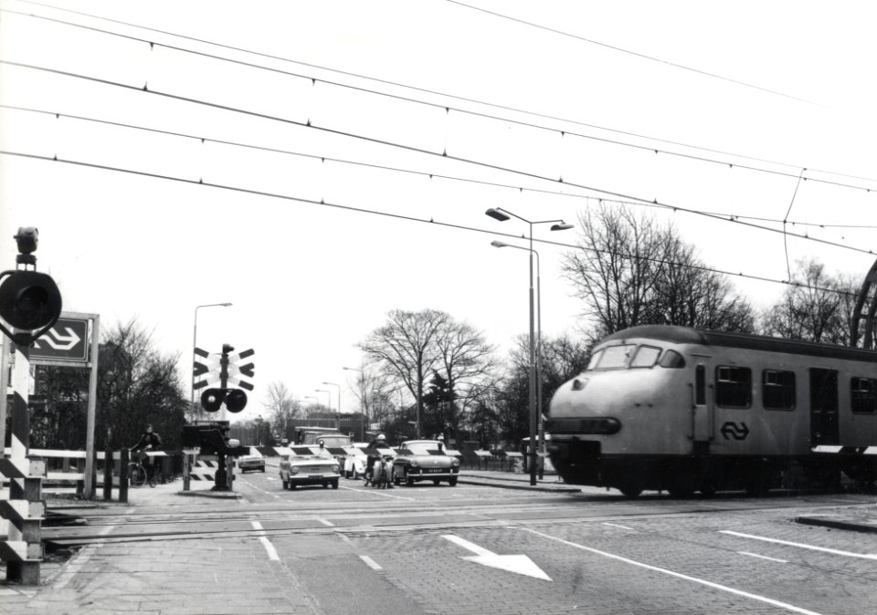 HUA-169440-Gezicht op de spoorwegovergang in de Soestdijkerstraatweg te Hilversum