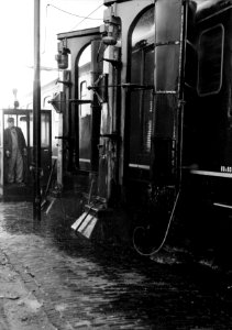 HUA-153506-Afbeelding van een electrisch treinstel mat. 1946 van de N.S. door de wasmachine op het emplacement bij de lijnwerkplaats te Leidschendam