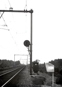 HUA-169471-Afbeelding van een lichtsein met kleurenwisselaar van het seinstelsel '46 (gemonteerd tegen de bovenleidingsmast) langs de spoorlijn nabij Maarn