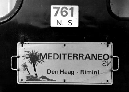 HUA-153484-Afbeelding van het koersbord op een trein van Den Haag naar Rimini Italië 