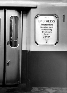 HUA-153478-Afbeelding van het koersbord van de T.E.E. "Edelweiss" van Amsterdam naar Zürich (Zwitserland)