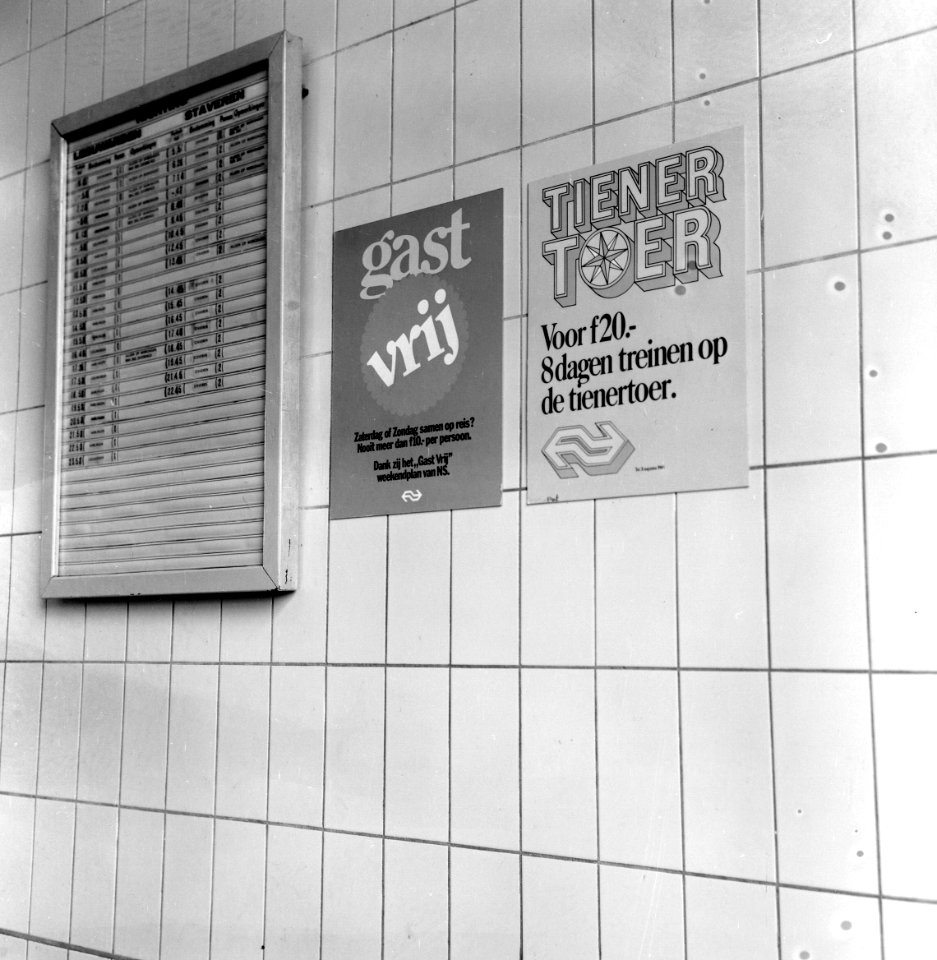 HUA-166136-Interieur van het N.S.-station Sneek te Sneek- vertrektijdenbord en enkele affiches in de stationshal (Tienertoer en Gastvrij Weekendplan)