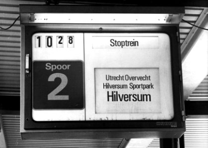HUA-153464-Afbeelding van een centrale treinaanwijzer (CTA) op het eerste perron van het N.S.-station Utrecht C.S. te Utrecht