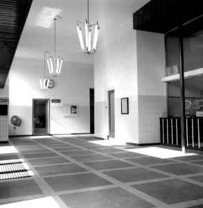 HUA-166142-Interieur van het N.S.-station Tiel te Tiel- stationshal