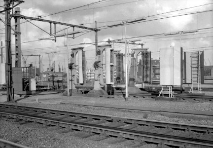 HUA-153499-Afbeelding van de wasmachine voor treinen op het emplacement Amsterdam Dijksgracht