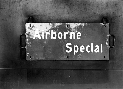HUA-153466-Afbeelding van een koersbord van de Airborne Special op een trein