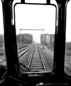 HUA-165745-Gezicht op een spoorlijn vanuit de cabine van een rijdende trein mogelijk tussen Arnhem en Zwolle