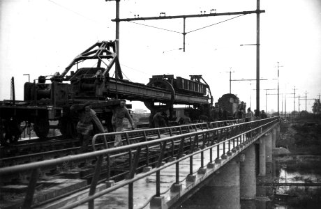 HUA-164298-Afbeelding van een speciale wagen van de NS met een wentelmechanisme t Braadspit tijdens werkzaamheden aan de spoorbrug over het Afwateringskanaal Zes