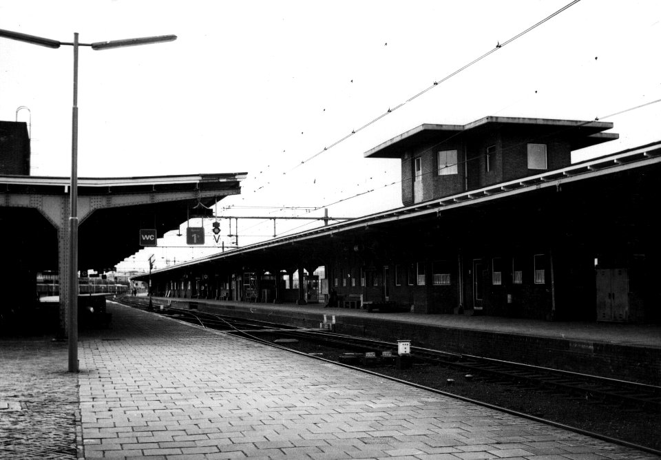 HUA-153271-Gezicht op de perrons van het NS station Sittard te Sittard