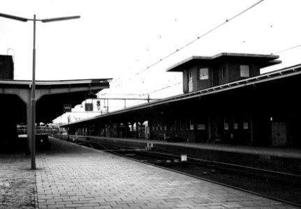 HUA-153271-Gezicht op de perrons van het NS station Sittard te Sittard
