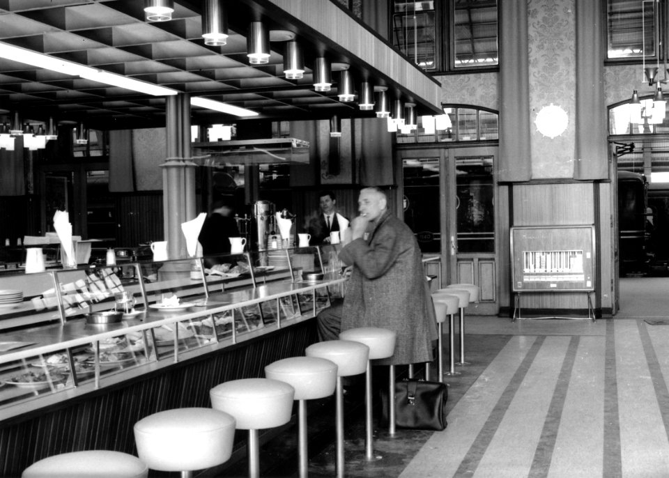 HUA-166058-Interieur van het NS station Amsterdam CS te Amsterdam bar in de restauratie