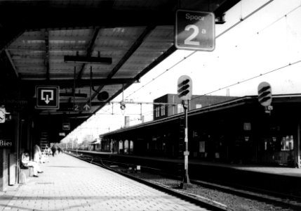 HUA-153269-Gezicht op de perrons en de perronzijde van het N.S.-station Sittard te Sittard