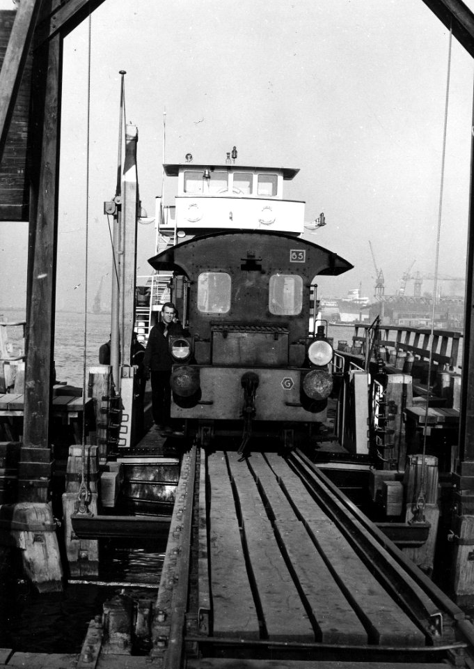 HUA-165620-Afbeelding van een locomotor van de N.S. (serie 200-300) op de Spoorpont II van Rederij Koppe voor het overzetten van goederenwagens over het IJ tussen de Rietlanden en Amsterdam Noord, bij de aanlegp