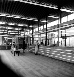 HUA-166167-Interieur van het N.S.-station Weesp te Weesp- stationshal, met loketten