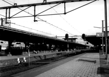 HUA-153270-Gezicht op de perrons van het N.S.-station Sittard te Sittard
