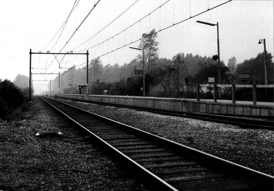 HUA-153257-Gezicht op het perron van het N.S.-station Schinnen te Schinnen