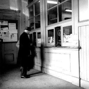HUA-166128-Interieur van het N.S.-station Weesp te Weesp- loketten in de stationshal